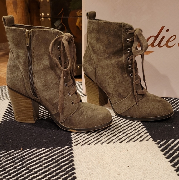 Candies Olive colored, size 7, Shoe Boot - Picture 2 of 6